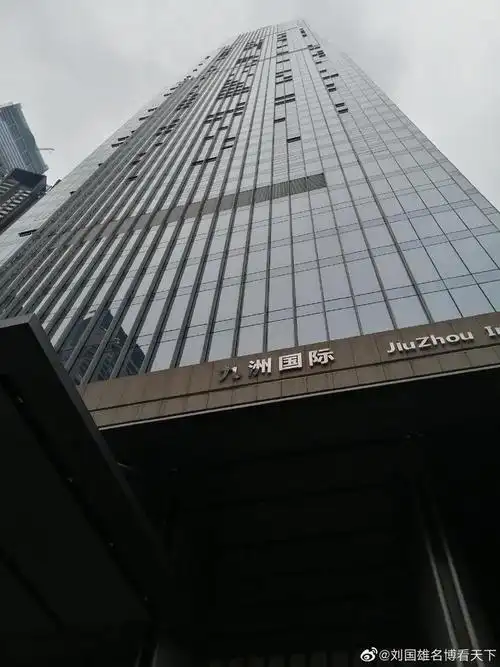 路上可以往天上拍到这个照片九洲国际和周围的大厦拍了一组雨雾中的