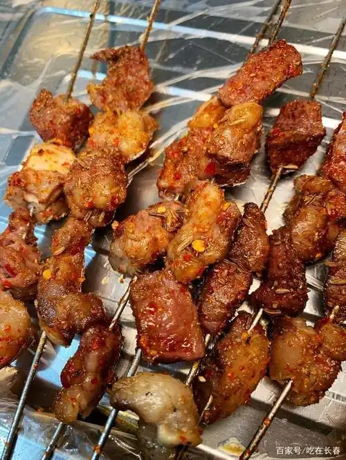 烤心嘴 这家烧烤选的都是皓月的牛肉,肉质非常棒,烤得滋滋冒油,撸起来