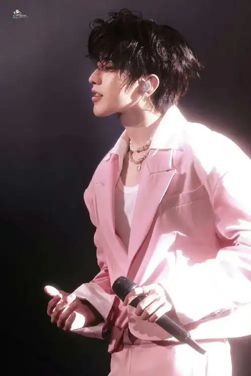 蔡徐坤多巴胺穿搭