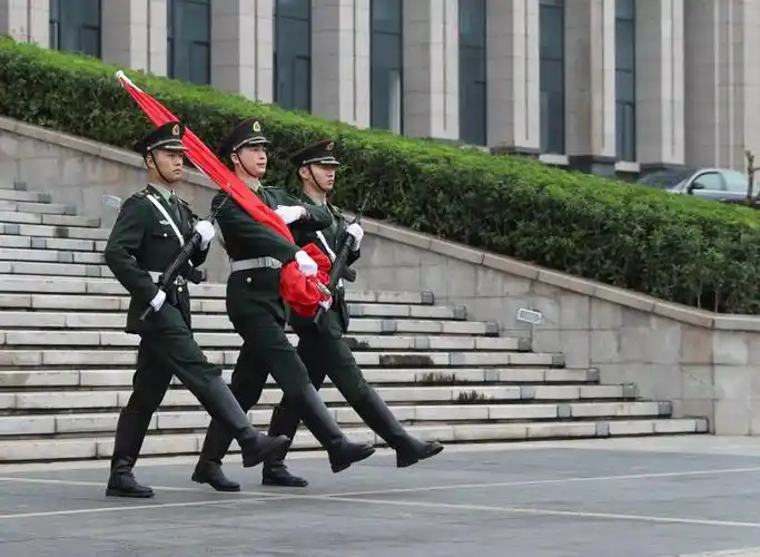 护旗手阔步向前.