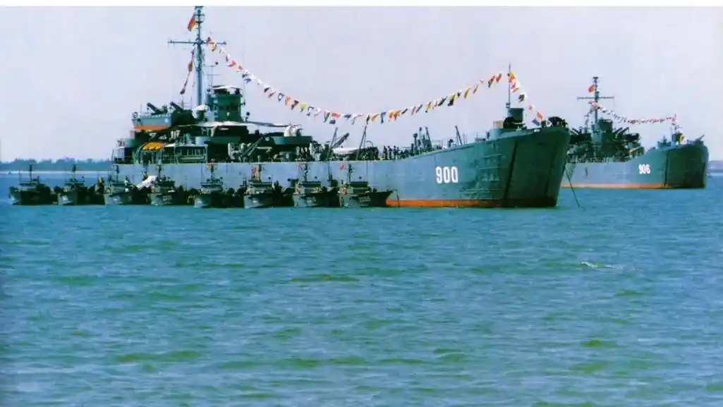 该舰为美制山字级(l_511级)登陆舰, 在90年代已退出现 - 抖音