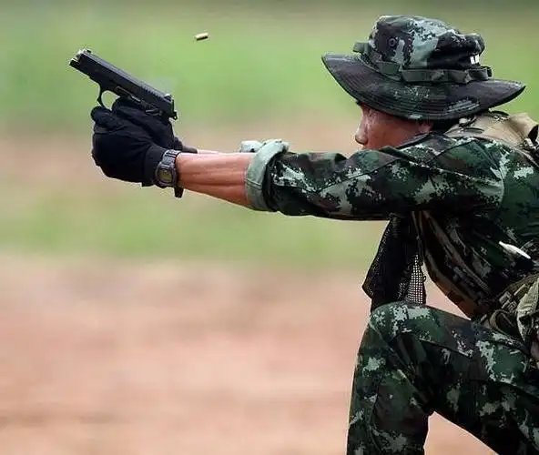 开枪射击时手能不能保持不抖?练就"枪抖术"你就什么都不怕了
