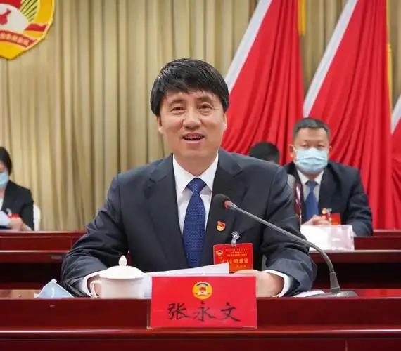 张永文代表县委对大会的召开表示热烈的祝贺,向各位委员,各界人士和为