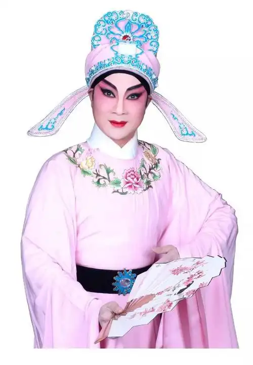 林家宝粤剧大师简介李等游至胜业坊,途中拾获紫钗一枝,知为霍小玉遗物