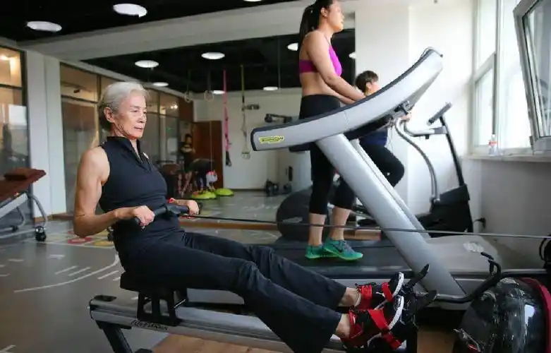 最美奶奶":77岁练瑜伽体态端庄,穿衣得体又有气质_问题_白金芹_年龄