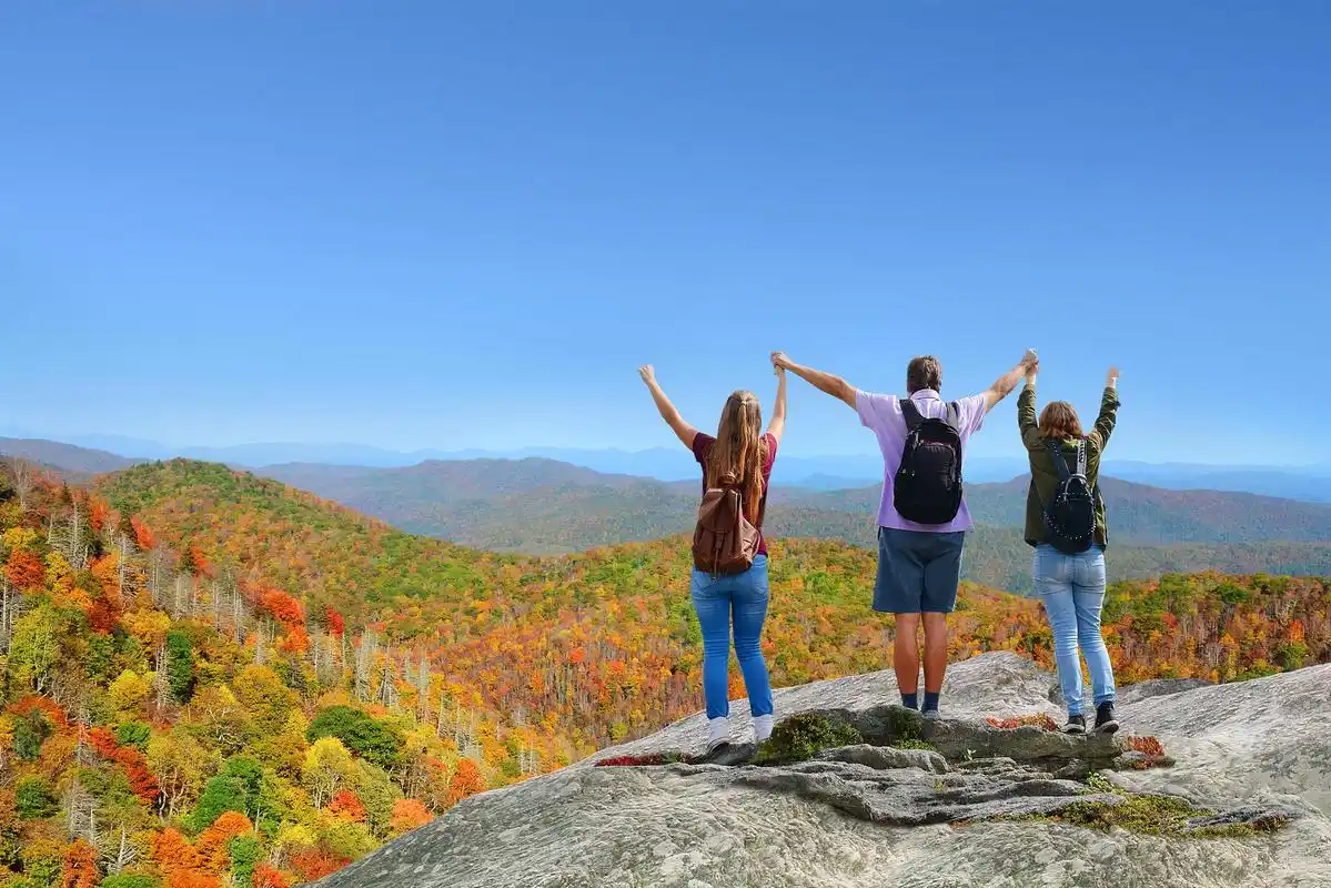 秋日去爬山:体验秋季好时光 秋天,这个季节给人的感