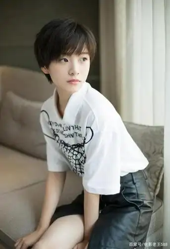 中国内地女演员 标配的女学霸加小女神 徐静蕾的签约艺人李庚希