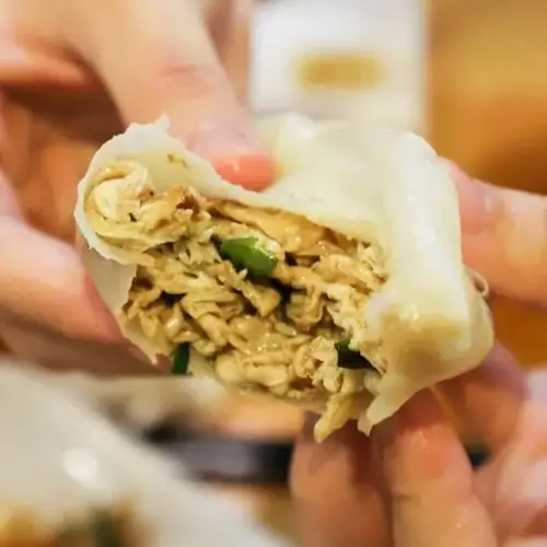 火了100年的咬春饼一秒一张一口一个集齐16道配菜才准吃