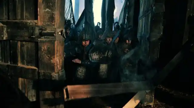 古代城门为什么都是朝里面开,这样攻城门的时候不是更顺手了吗?