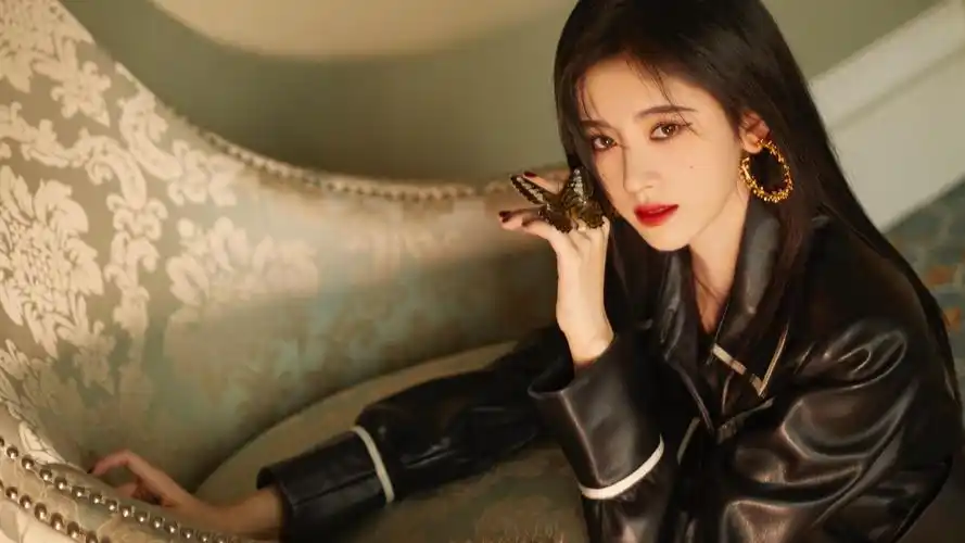 电脑壁纸 明星 大陆明星 鞠婧祎黑酷皮衣酷飒写真