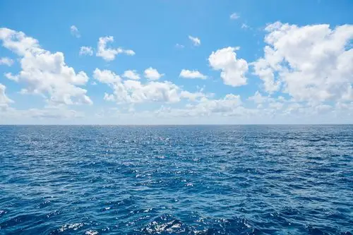 没有珊瑚礁的深海海面,阳光下就是一片