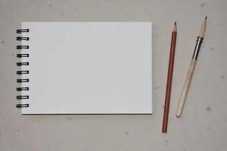 木头箱复古素描本和铅笔在白色的木头背景上.照片