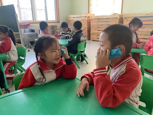 两个小娃娃呀～ 正在打电话呀 喂喂喂