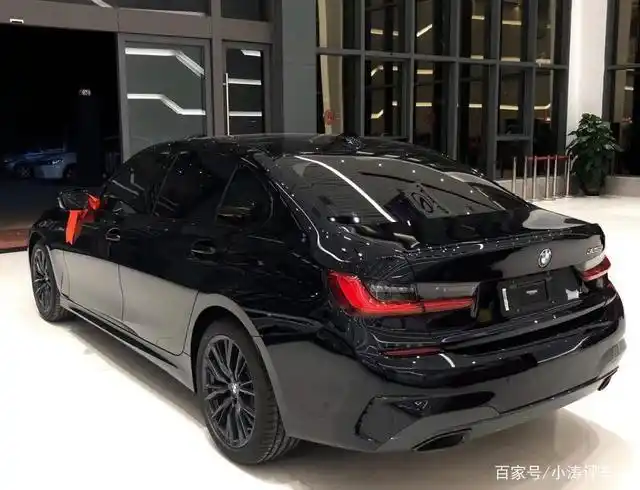 落地37.2万喜提宝马325li黑武士,还没出4s店,车主要求抠掉车标