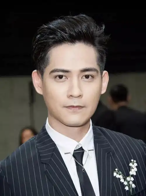 周渝民越老越丑原因是因为颧骨外扩嘴唇变薄