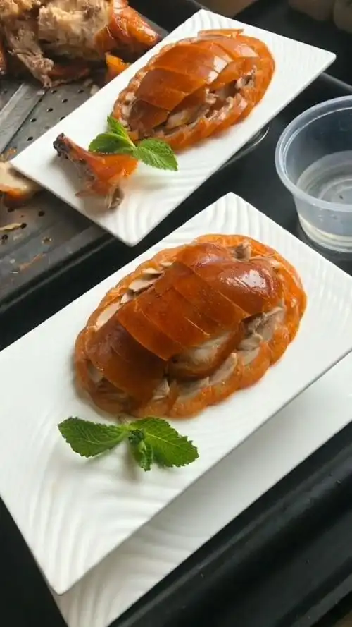 烤鸭最后的一道工序,鸭肉的摆盘也是非常重要