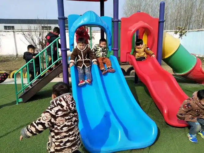 晴岚社区礼仪幼儿园小二班户外活动滑滑梯.