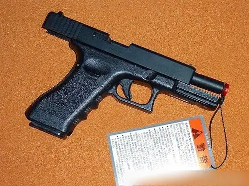 采用双排弹匣的格洛克18手枪