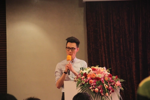 绍兴电台主持人上台开始主持