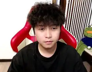 直播热吻后光速下播龙斯基旅游两年的老婆终于回来了