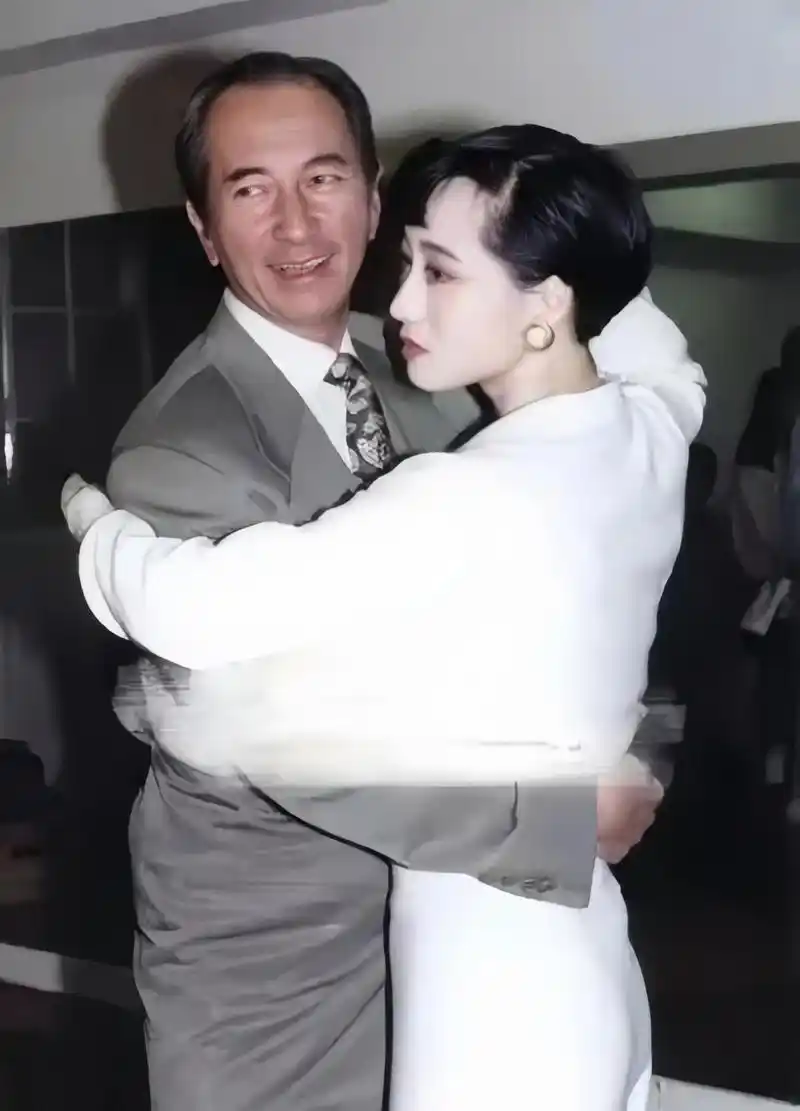 这是赌王何鸿燊与香港演员利智在舞厅翩翩起舞的照片!