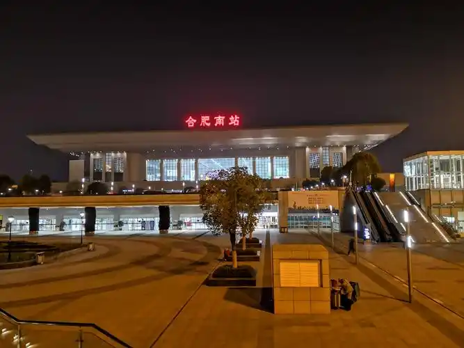 合肥市包河区罍街,从合肥南站北广场步行大约三千米就到,很有地方特色