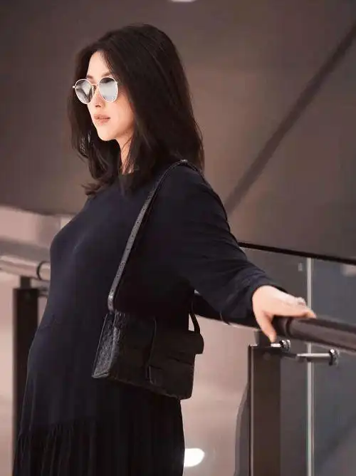 朱珠挺6月孕肚外出戴墨镜涂红唇变时尚孕妈手脚水肿超明显