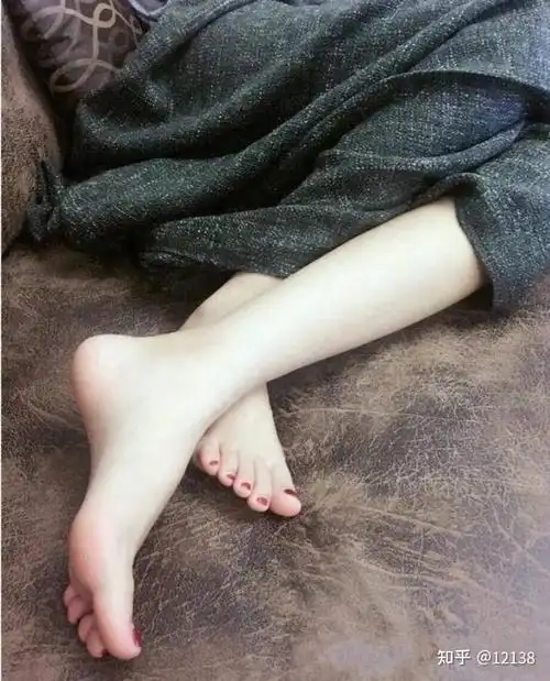 初中女生脚好看吗,臭不臭? - 知乎