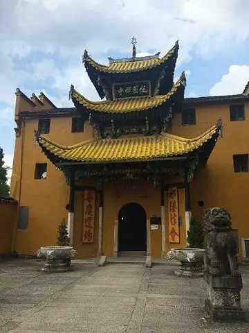 其中最有特色者是灵官殿它是中国佛道融合一个文化象徵从寺院构造上就