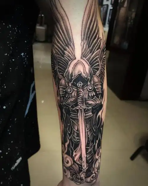 骑士纹身图片_手臂手部点刺翅膀骑士纹身图案