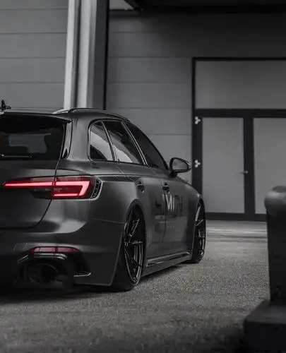 奥迪rs4黑武士改装,真的是攻击性很强啊.