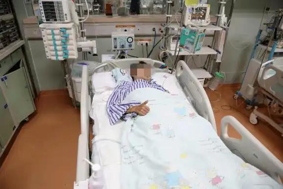 暴雨夜下,内科监护室的真实场景!_病人