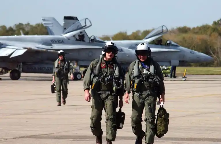 美空军飞行员为何喜欢穿绿色连体工装?答案说出来你会频频点头!