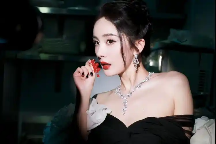 杨幂优雅黑天鹅礼服