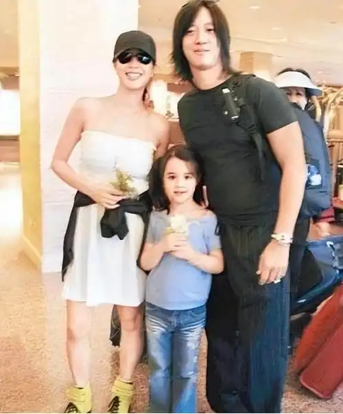 3段婚姻3个女儿51岁再为小12岁老公生四胎钟丽缇为啥这么拼