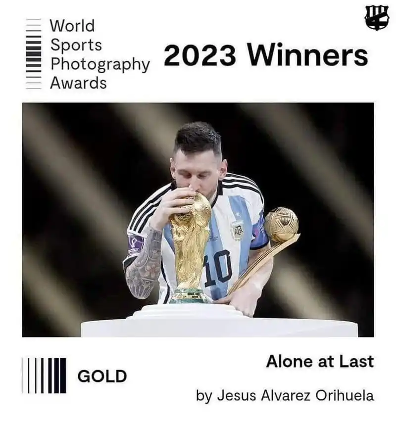 梅西亲吻大力神杯照片获奖了#    世界名画!