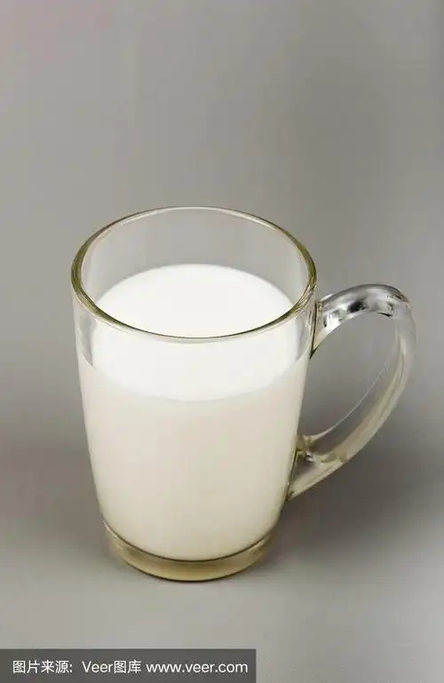 装牛奶的透明玻璃杯