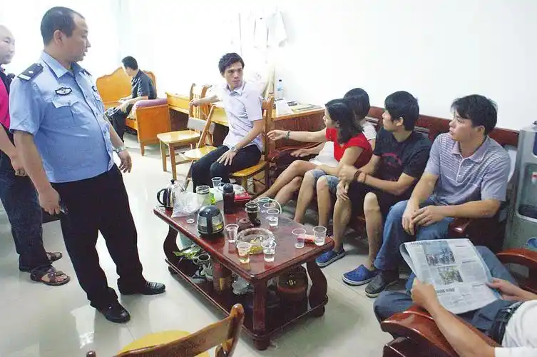 传销人员被带回本报记者 宋延康 摄