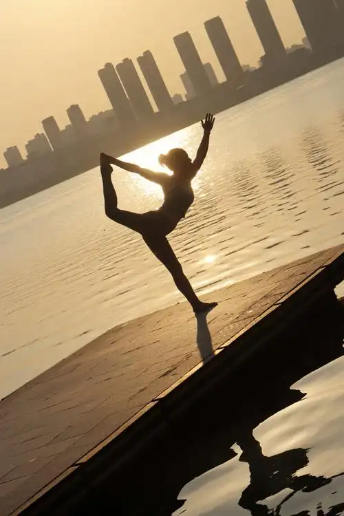 栈桥瑜伽美夕阳