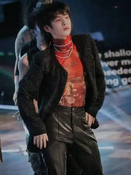 周震南比r1se手势