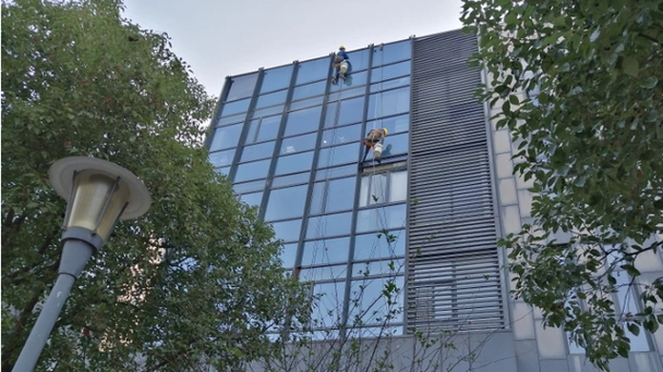 给大家科普一下高空玻璃外墙清洗方法!超全知识点都在这里