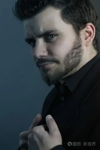 英俊的大胡子的男人