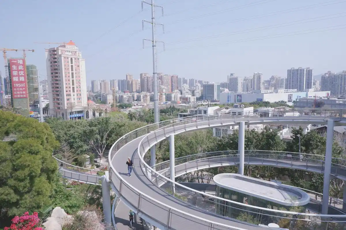 福建人均gdp最高的城市,房价逼近上海,村子里面都建大学_厦门