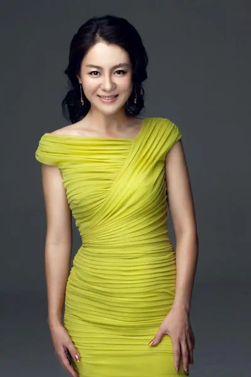 沈傲君,原名赵燕,1976年9月29日出生于哈尔滨,中国女演员.