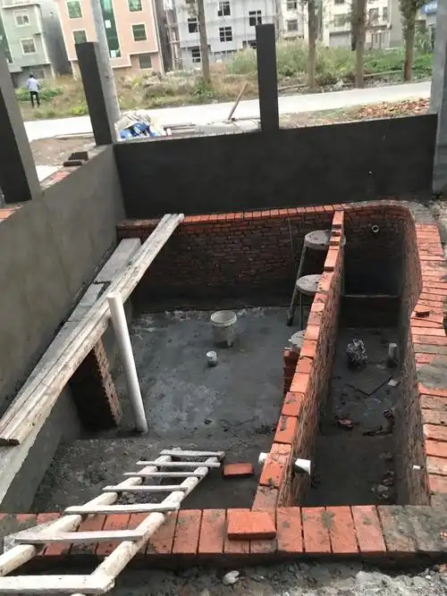 写美篇鱼池底部还没水泥上光,待包工头来施工了,我继续更新.