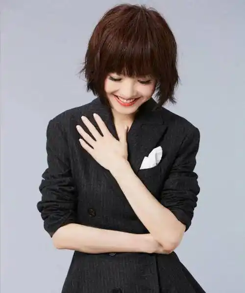 鲁豫新发型的改造是非常的成功的,把原来的哇哇波波头短发造型,剪成了