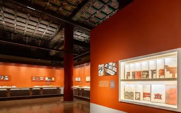 12月8日,"汇流澄鉴:故宫出版社建社四十周年展"在故宫博物院文华殿