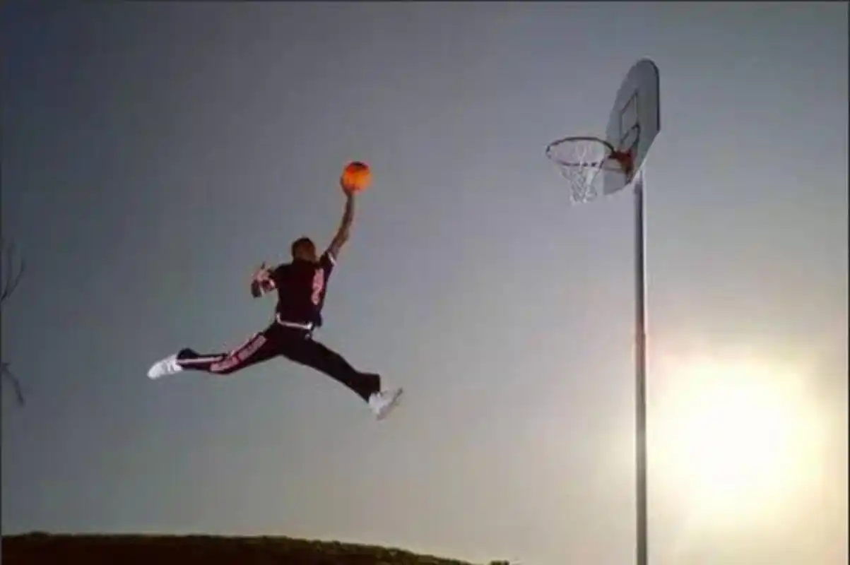 1984年,飞人迈克尔-乔丹留下了一张经典的照片.