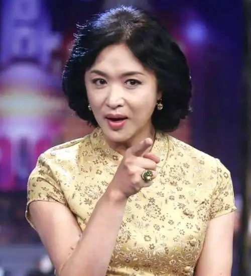 "德不配位"有多惨?靠人气打败殷桃,遮胸走路成她最大王牌!