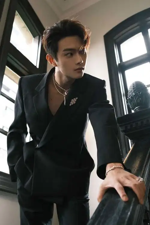 许凯穿v领西装临窗端坐霸气十足雨中撑伞氛围感满满